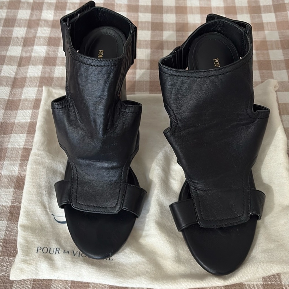 Pour La Victoire Black Echo Cutout Leather Block Heel Sandal Size 7.5
